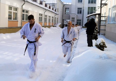 Каратисты провели снежную тренировку по закалке тела и духа