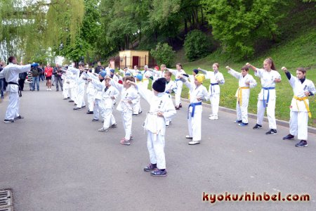 Бойцы Гомельского Центра восточных единоборств 9 мая отпраздновали открытой тренировкой на набережной