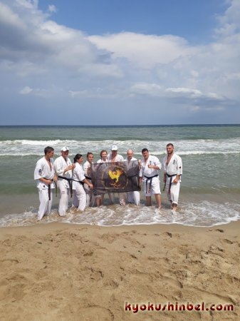 В завершении летнего лагеря каратисты совершили традиционное омовение в море прямо в кимоно