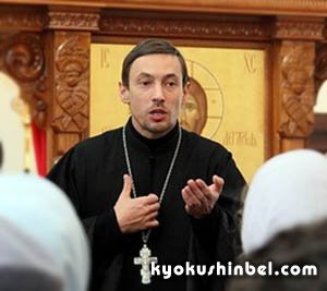 Православный священник Владислав Ракутин из Гродно преподает рукопашный бой