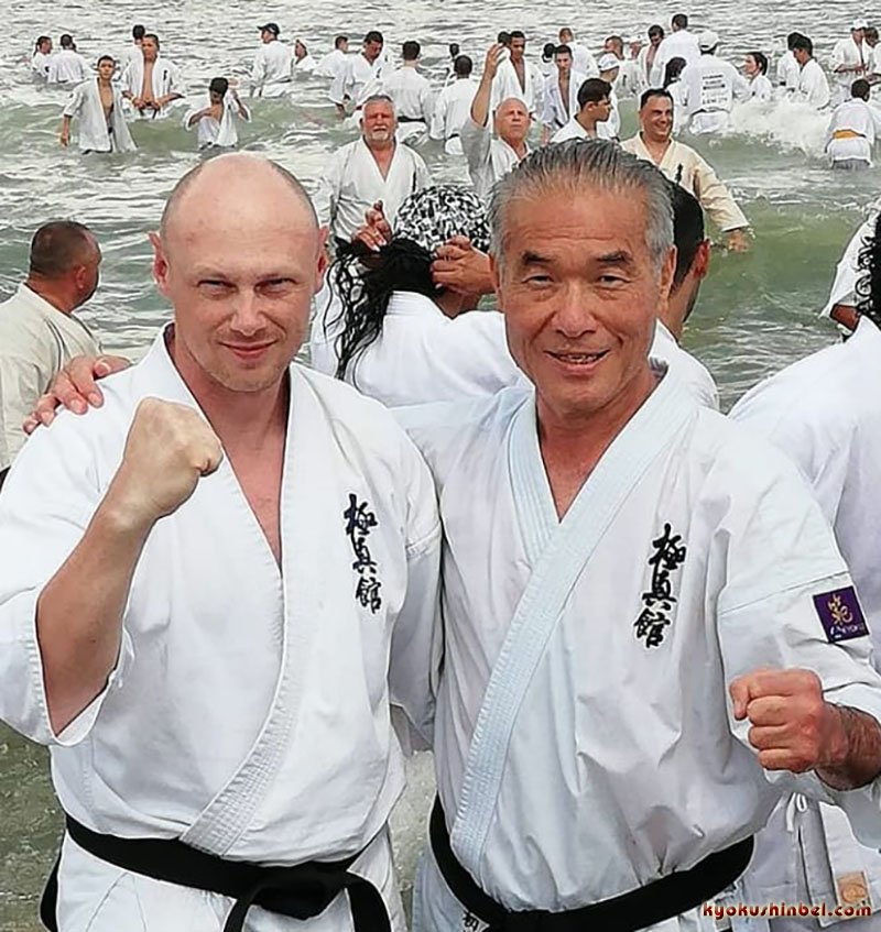 В завершении летнего лагеря каратисты совершили традиционное омовение в море прямо в кимоно
