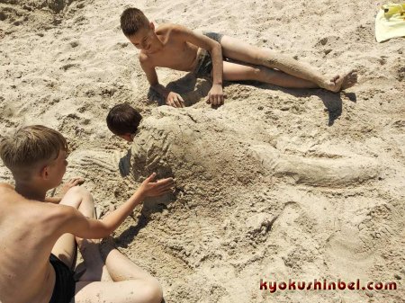 Юные каратисты проводят часть своих летних каникул на  косе Арабатская стрелка